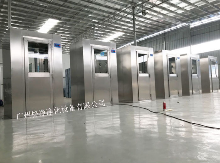 風淋室又可起到氣閘的作用，阻止未凈化的空氣進入潔凈區域。